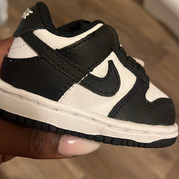 Nike PANDA DUNKS INFANT Size 2c - Picture 3 of 3